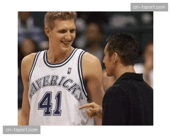 特写：球迷高举“谢谢你，德克”的标语，致敬到场观战的诺维茨基