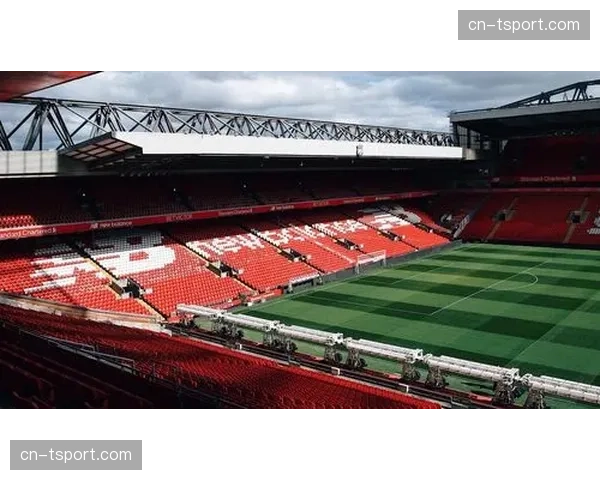 特写：欧冠主题曲响彻安菲尔德，球迷Tifo致敬杰拉德时代