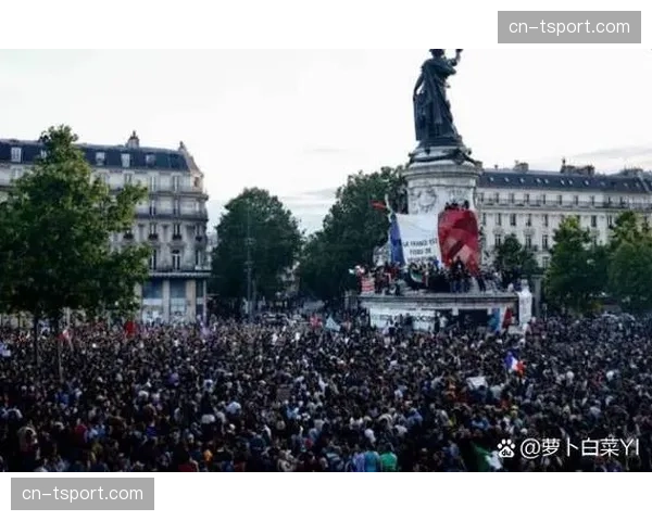 现场：马赛vs里昂的法国国家德比因球迷冲入场内两度中断